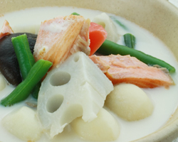 秋鮭と根野菜のホワイトスープ